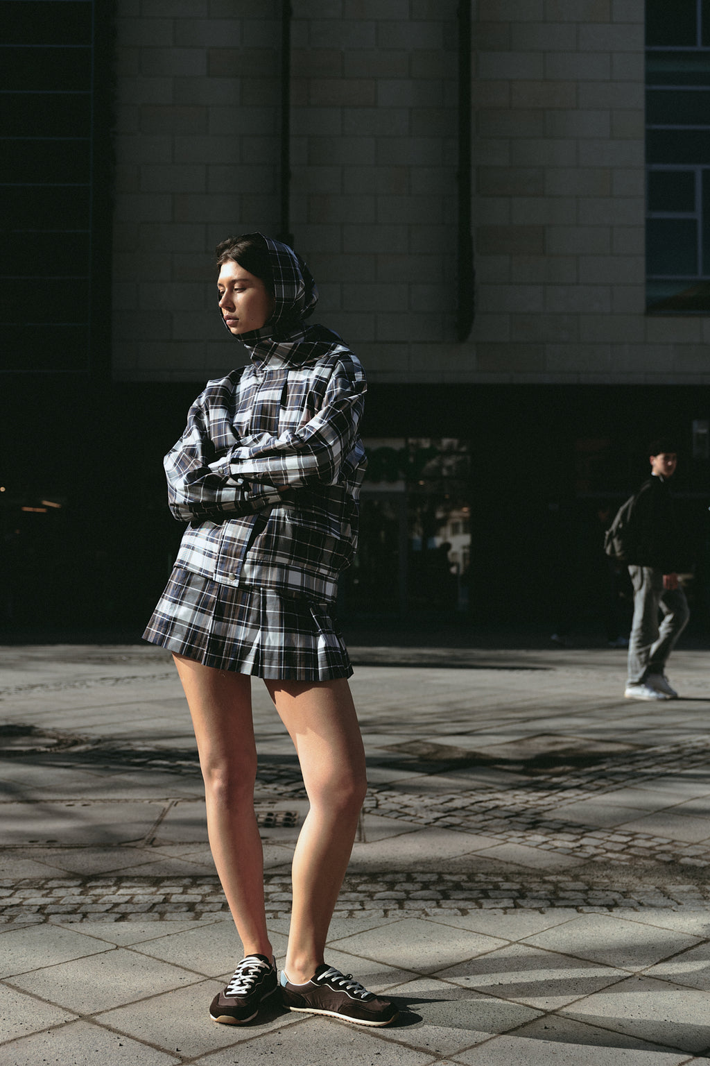 number 26 brown navy checkered triangular scarf in cotton