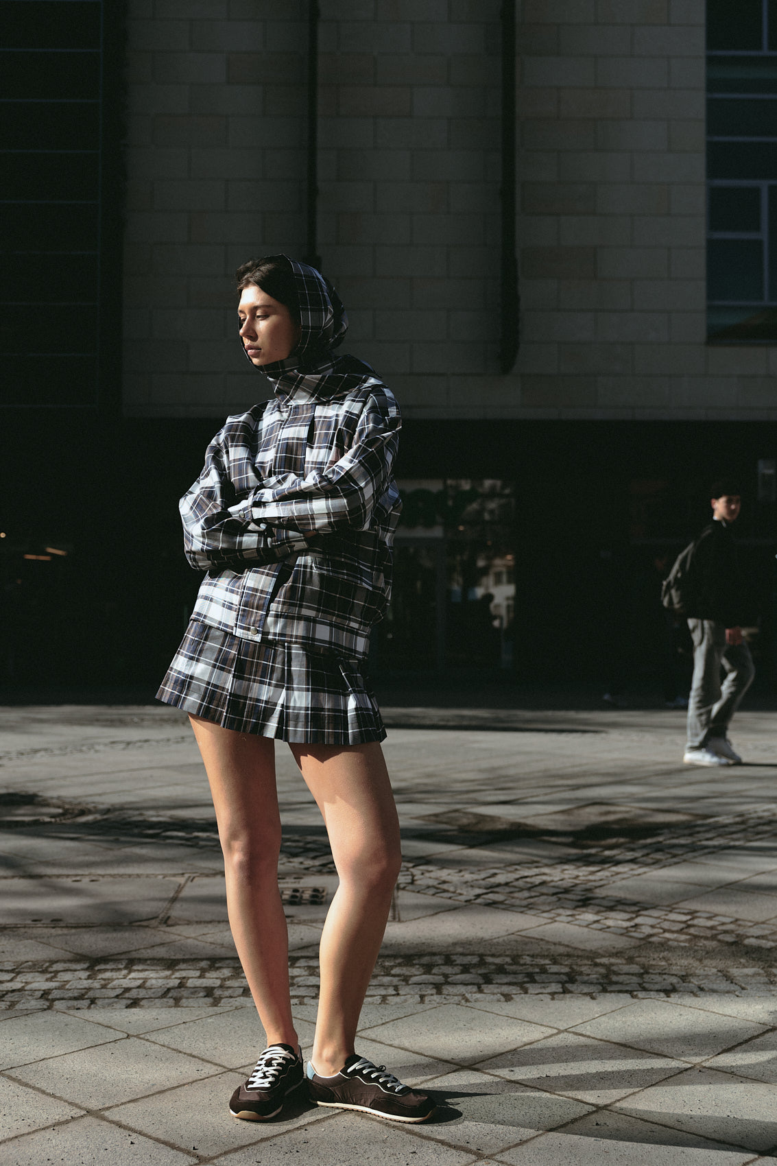 number 26 brown navy checkered triangular scarf in cotton